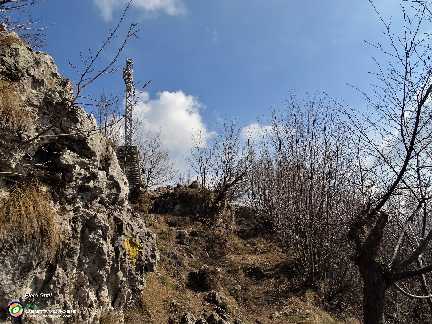 44 Alla croce di vetta della Filaressa (1132 m).JPG
